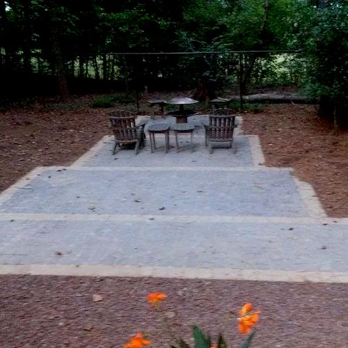 Paver patio with contrasting border
