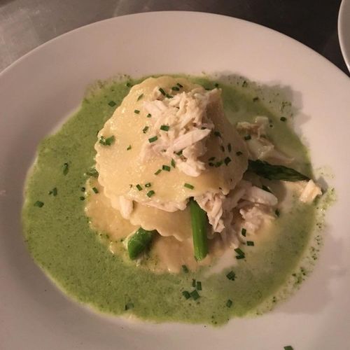 Open Ravioli with crab and asparagus 