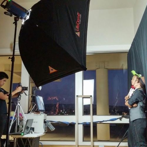 We offer the open-type photo booth. Our photo-vide