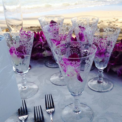 Cut the cake and sip bubbly on the beach!