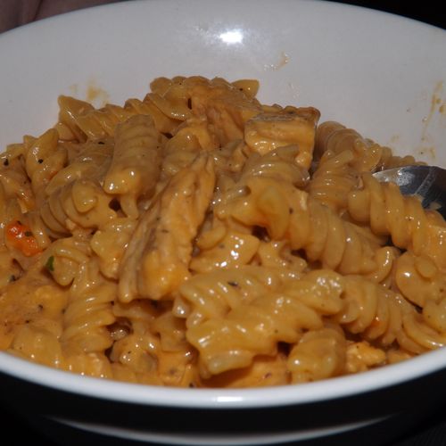 Cheddar chicken pasta, very simple, budget friendl