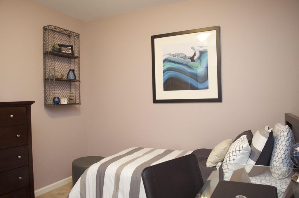 Teenage Boy's Neutral Based Bedroom