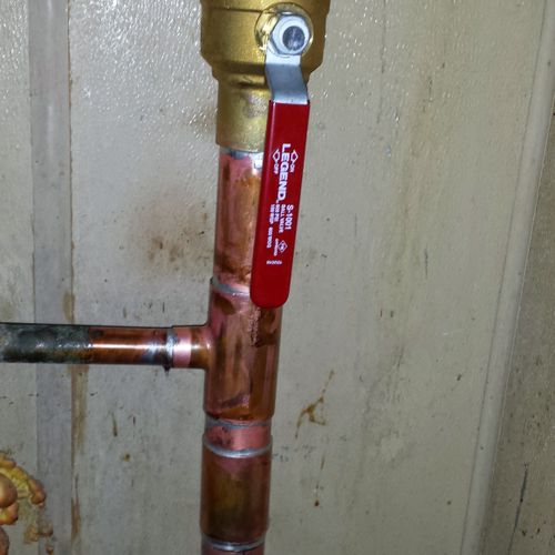 This is a 1.5" copper ball valve we replaced behin