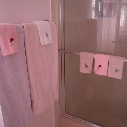Matching towels and face cloths in the adjoining b