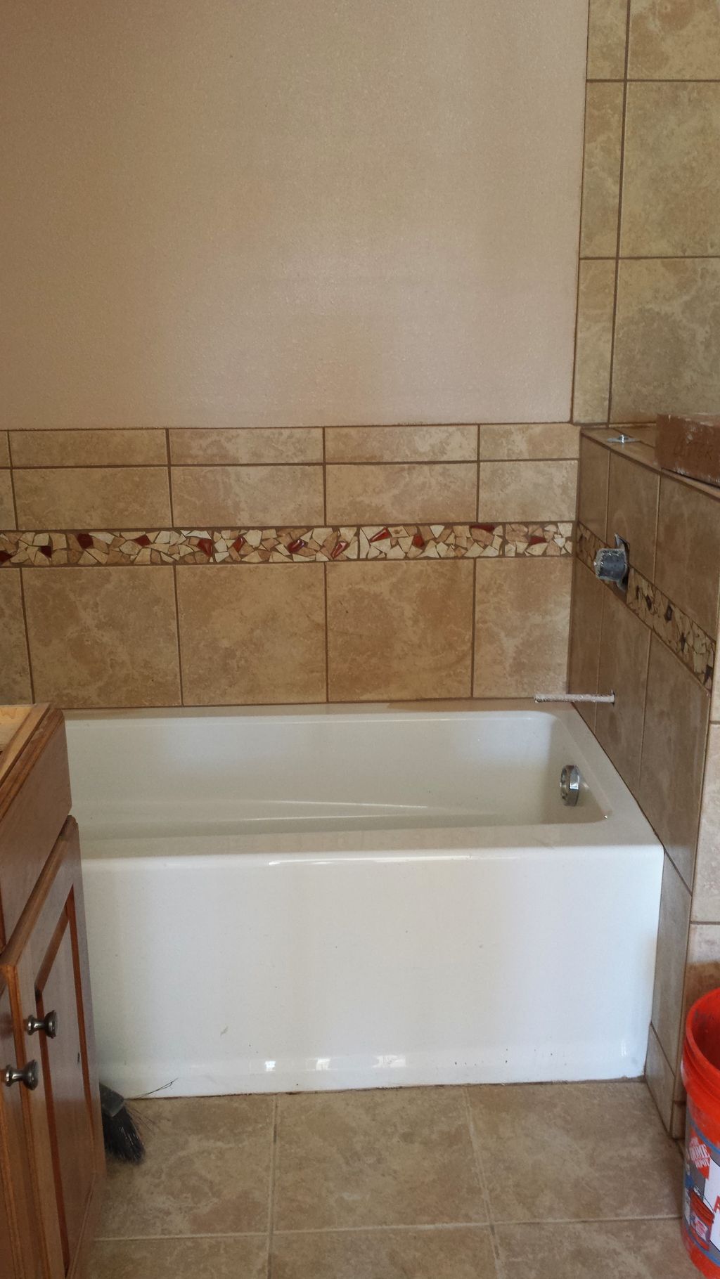A tub splash with decorative strip