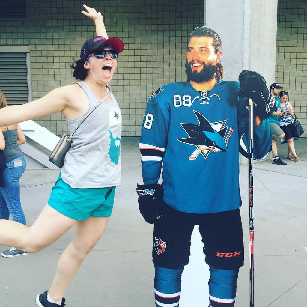 I play hockey and am here to assist with your spor