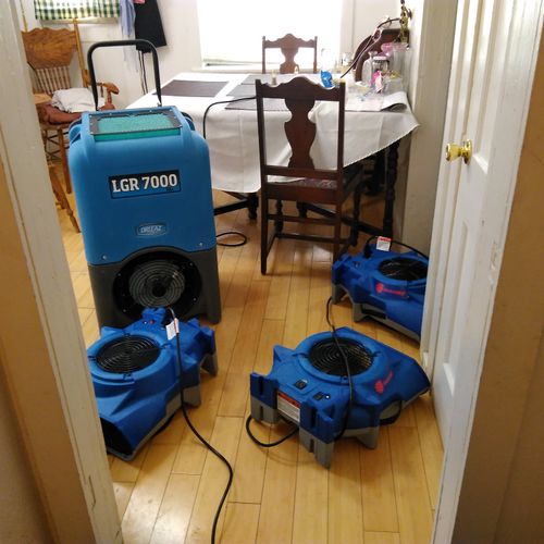 Equipment setup picture, air movers and dehumidifi