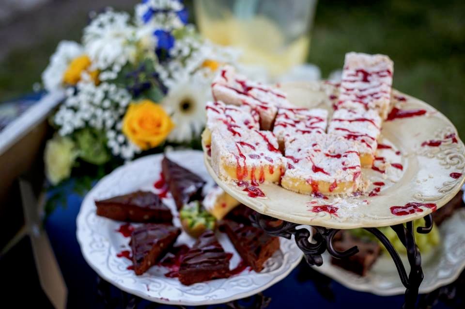 Outdoor wedding deserts. Lemon bars completely fro