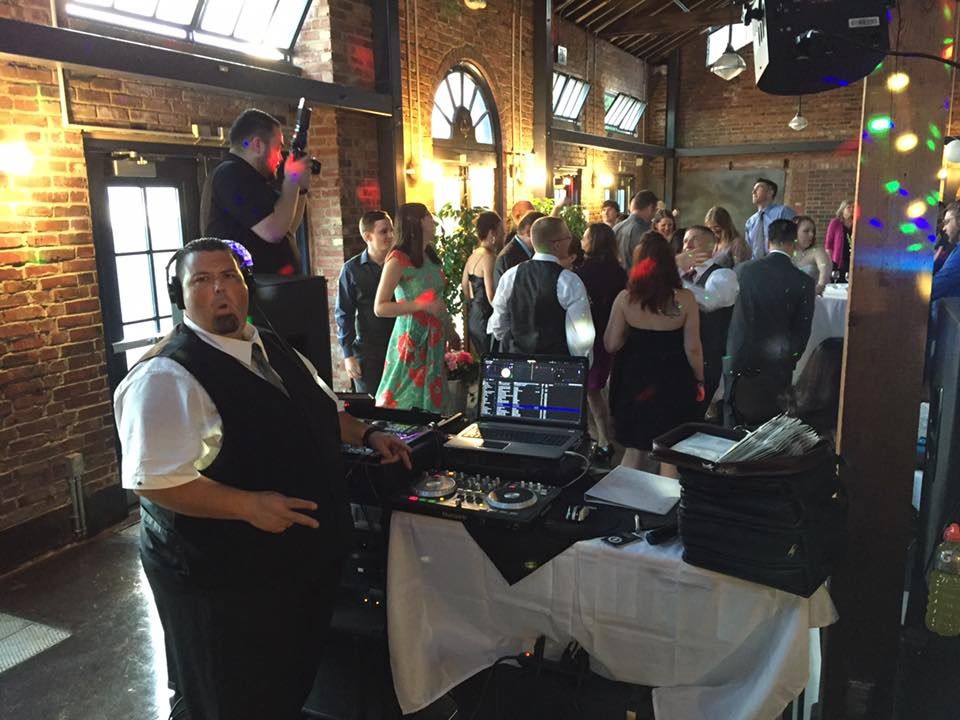 Kevin & Taryn Wedding
Schill-Sholes Boathouse Seat