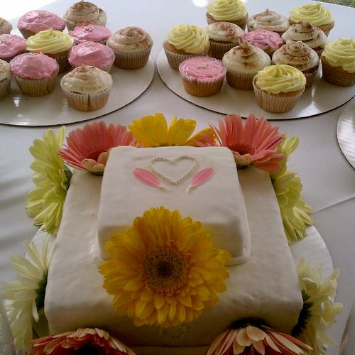 Wedding Cake with matching cupcakes