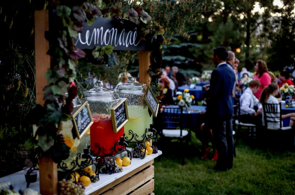 Dressing up drink station with an outdoor lemonaid