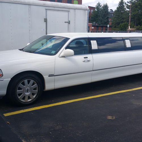 120' Lincoln Stretch Limousine that seats 10 passe