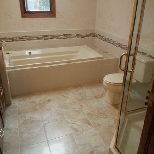 Tile floor with complete tiled tub surround