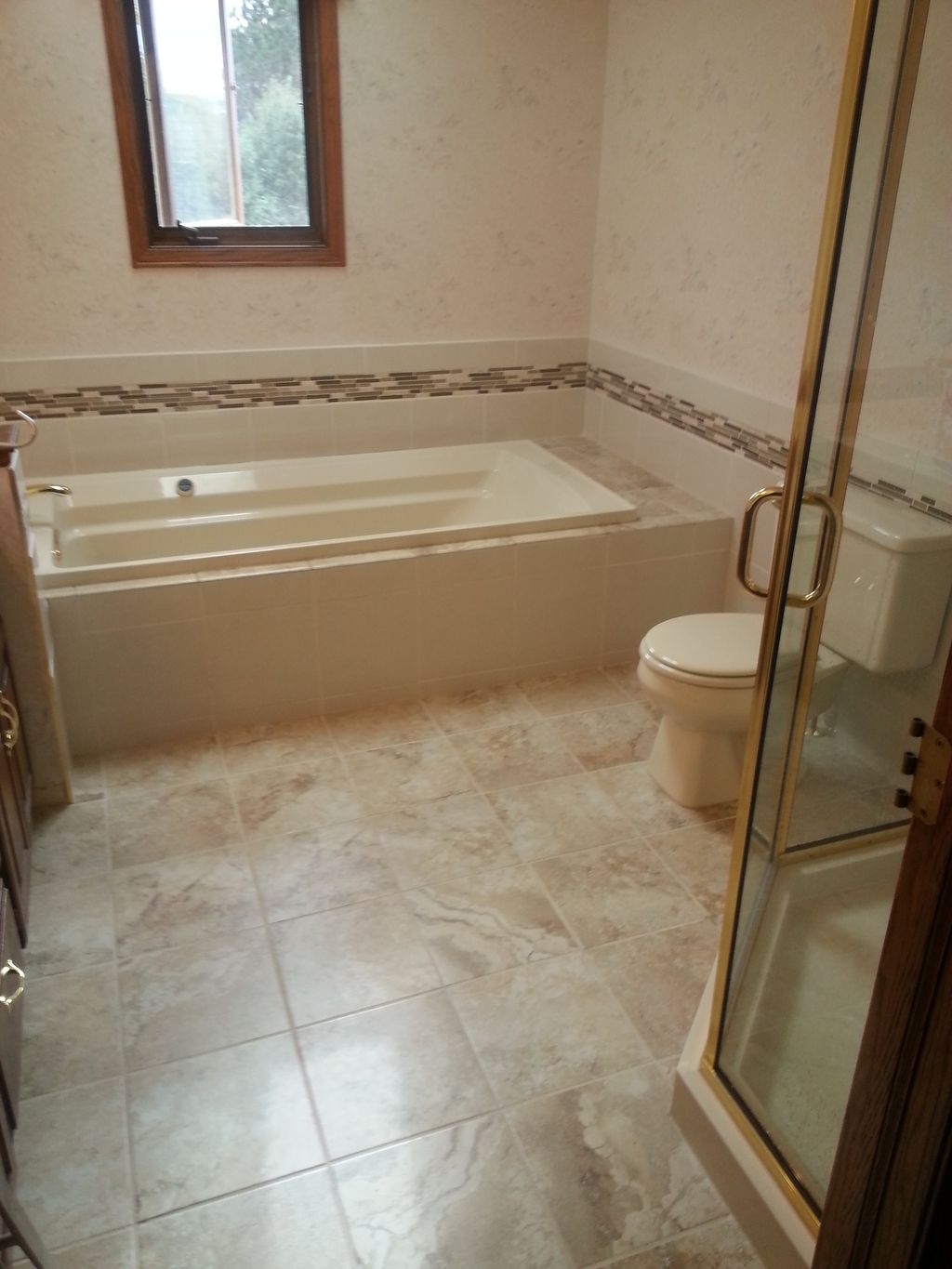 Tile floor with complete tiled tub surround