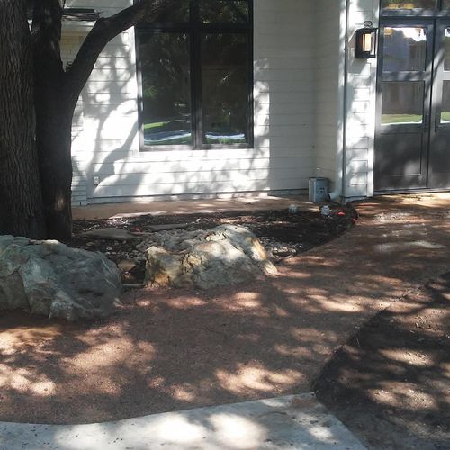 Decomposed granite trail with 1/4" steel edging an