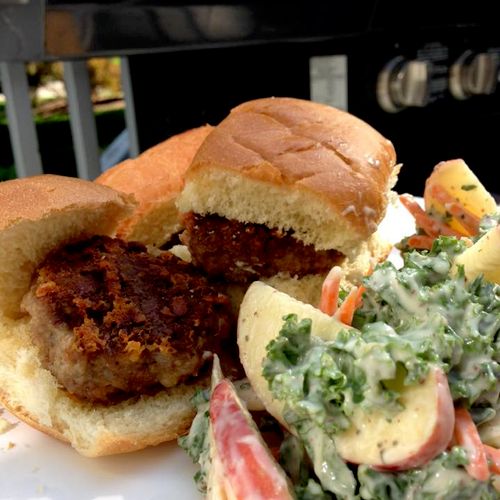 Cheddar Bacon Sliders with Apple & Kale Slaw