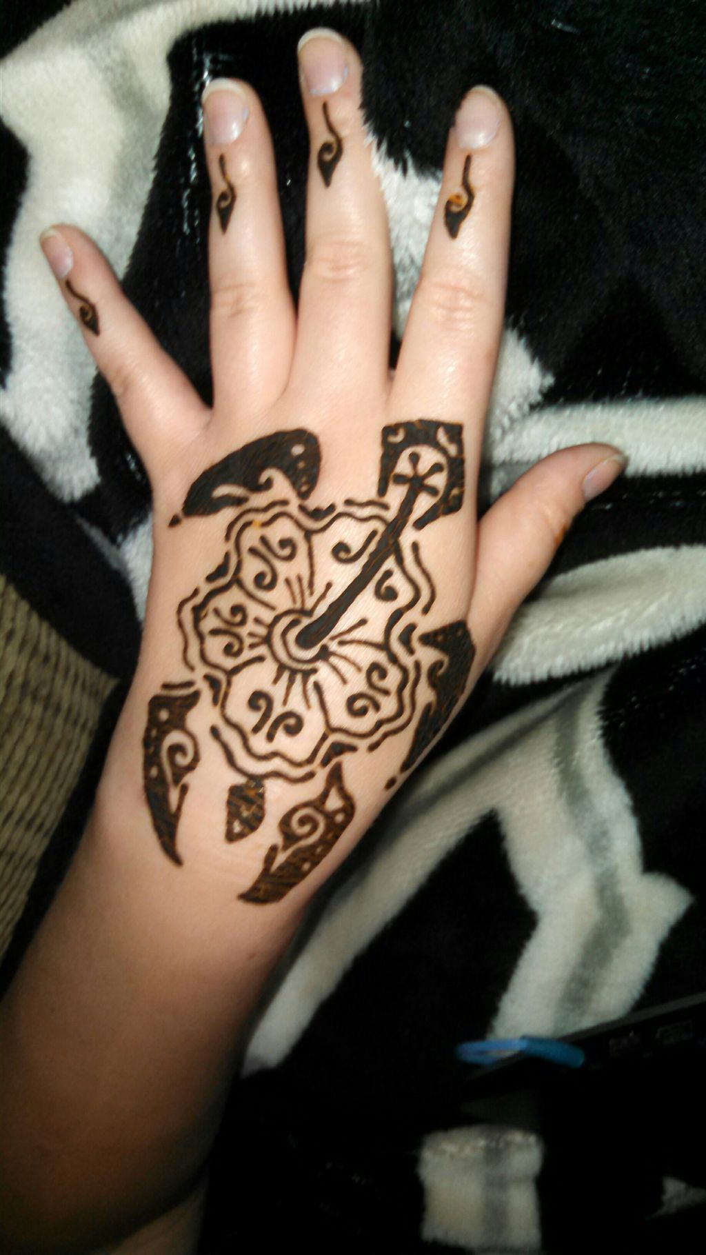 Tribal turtle (with Henna)