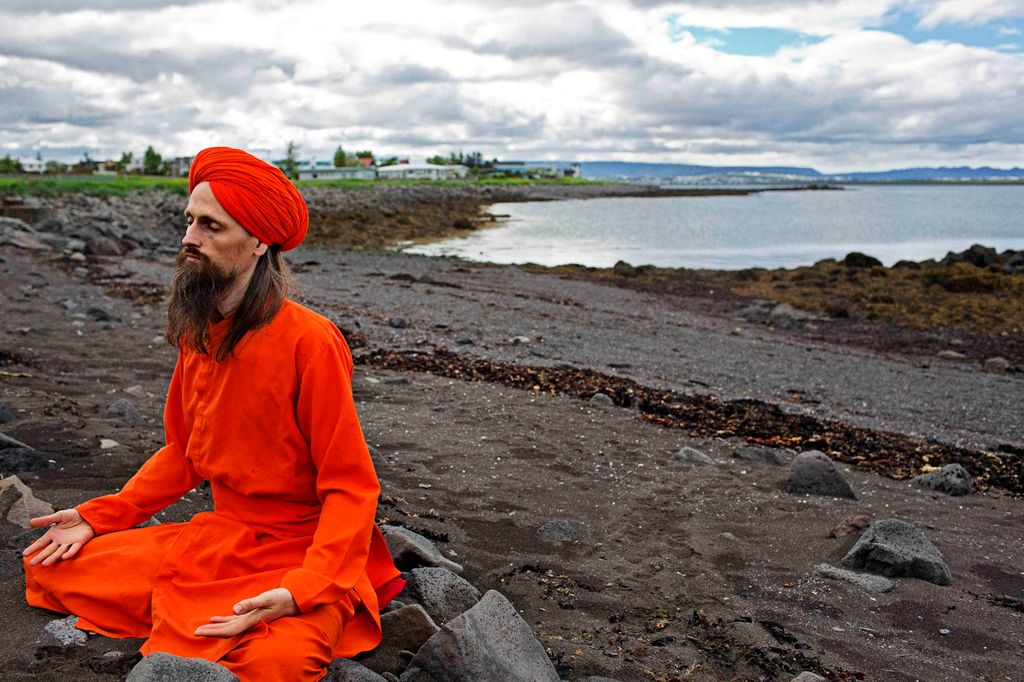 Dada Diiptimanananda (Didrik) meditating at the se