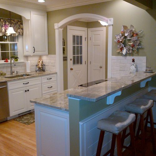 TRADITIONAL KITCHEN FEATURING WHITE CABINETRY