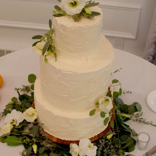 Gorgeous rustic cake with extended tiers and fresh