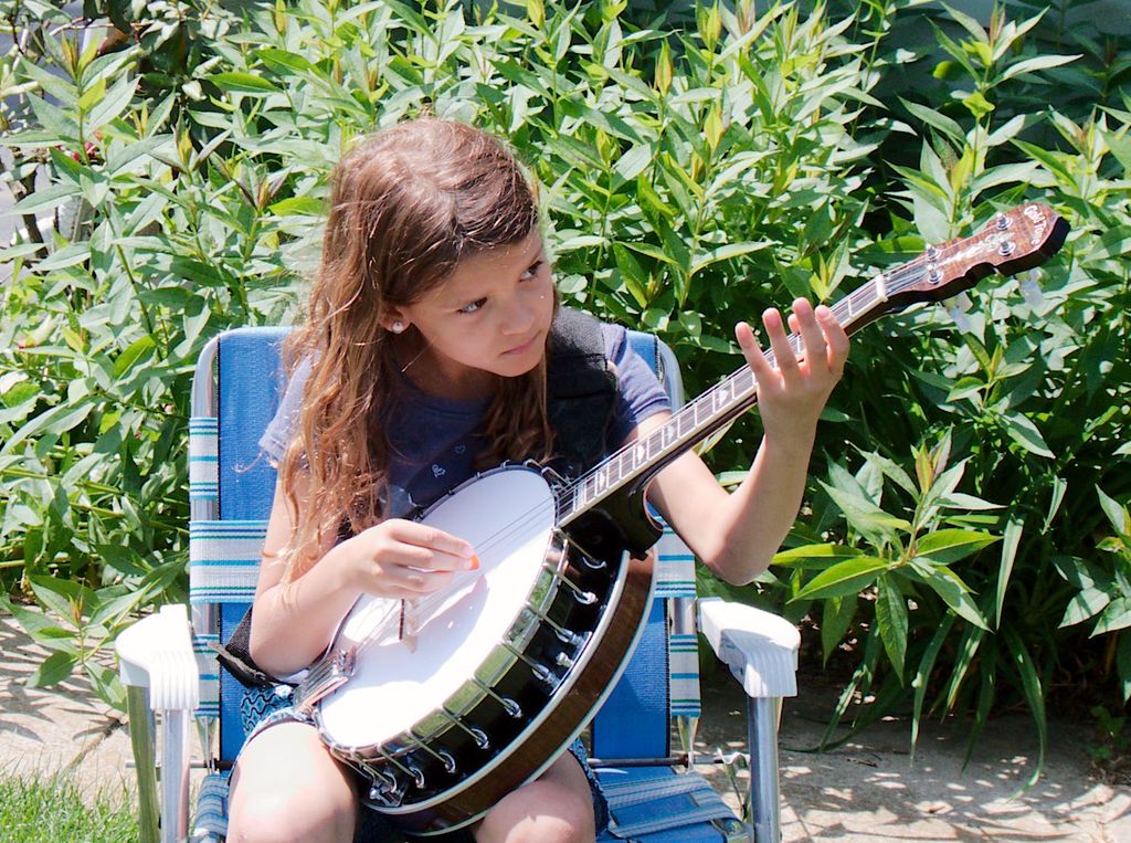 Violinists transition easily to tenor banjo becaus