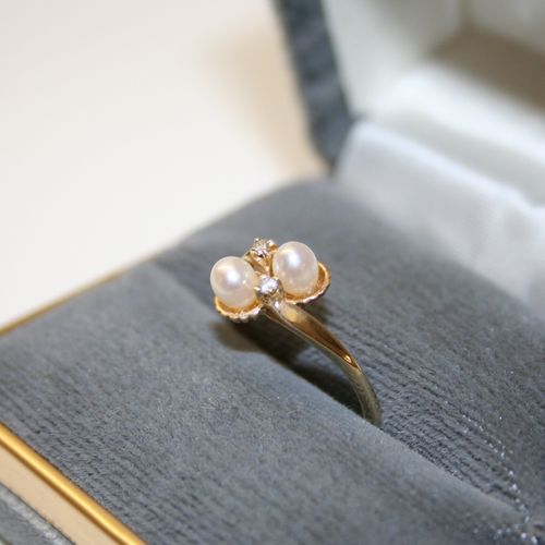 Pearl and diamond ring in yellow gold