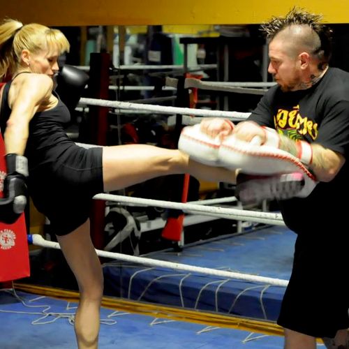 Boxing and kickboxing are amazing ways to burn fat