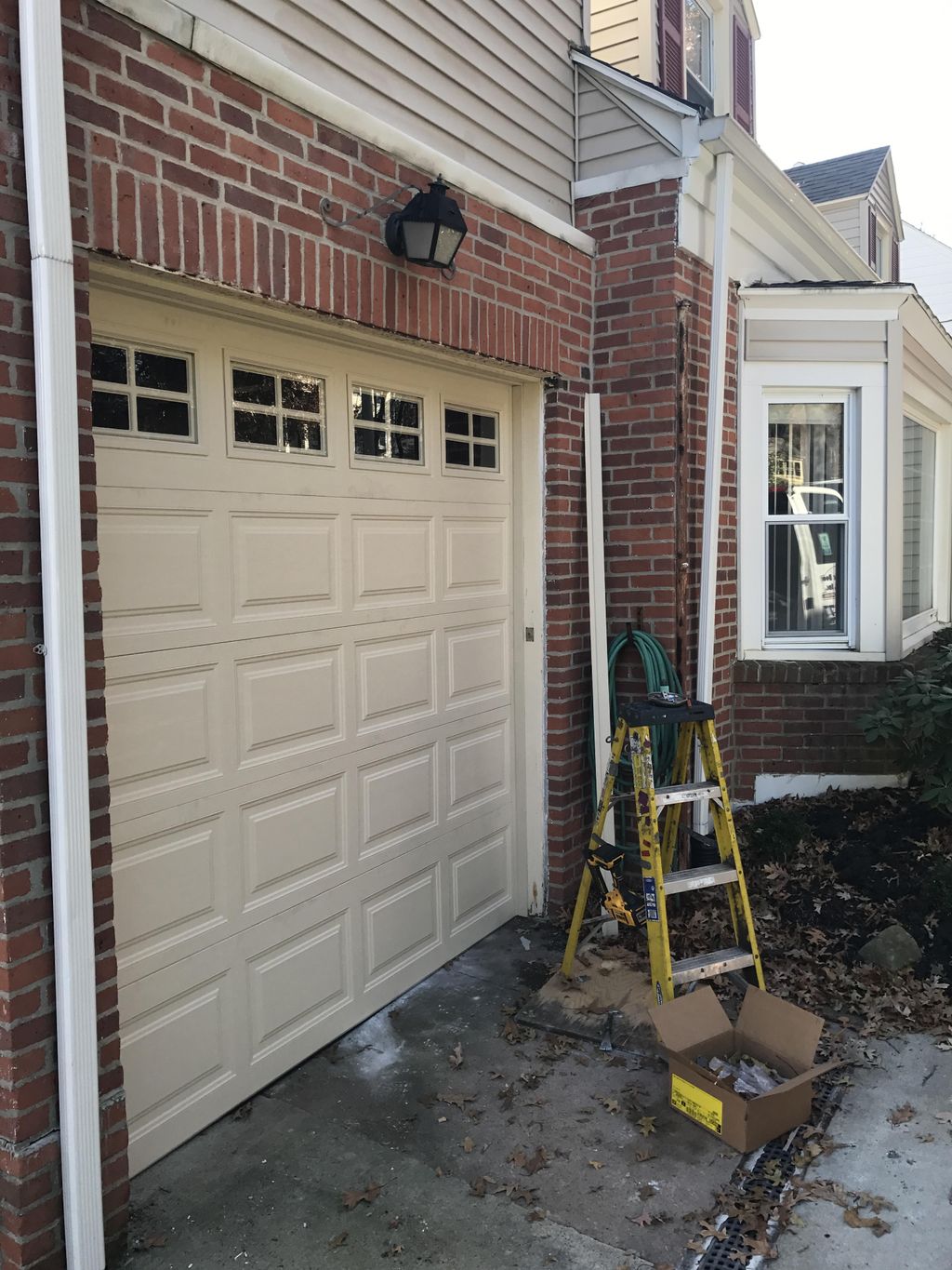 Short Panel with Windows(Almond). New Haven