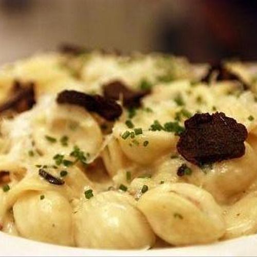 mac and gruyere cheese with shaved black truffle