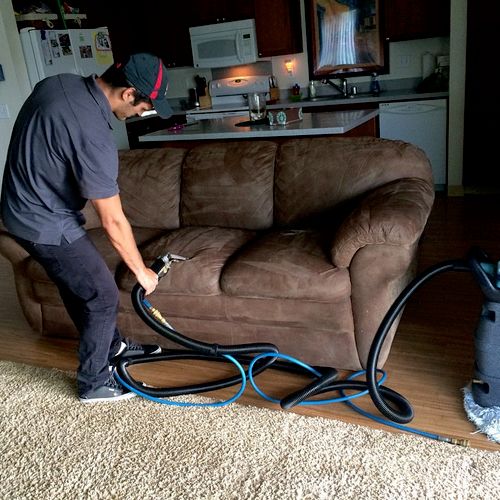 techs with full uniforme!

Our carpet cleaning com