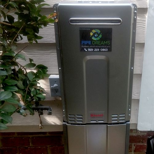 Rinnai 9.4 exterior unit with pipe cover kit. Very
