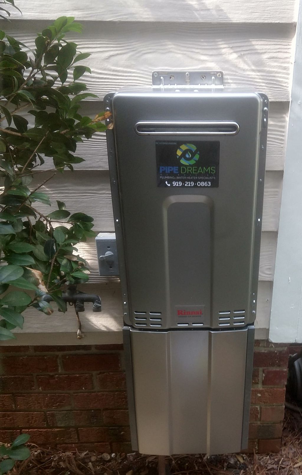 Rinnai 9.4 exterior unit with pipe cover kit. Very