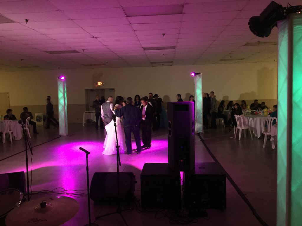 Simple yet nice lighting for a wedding in Ventura 