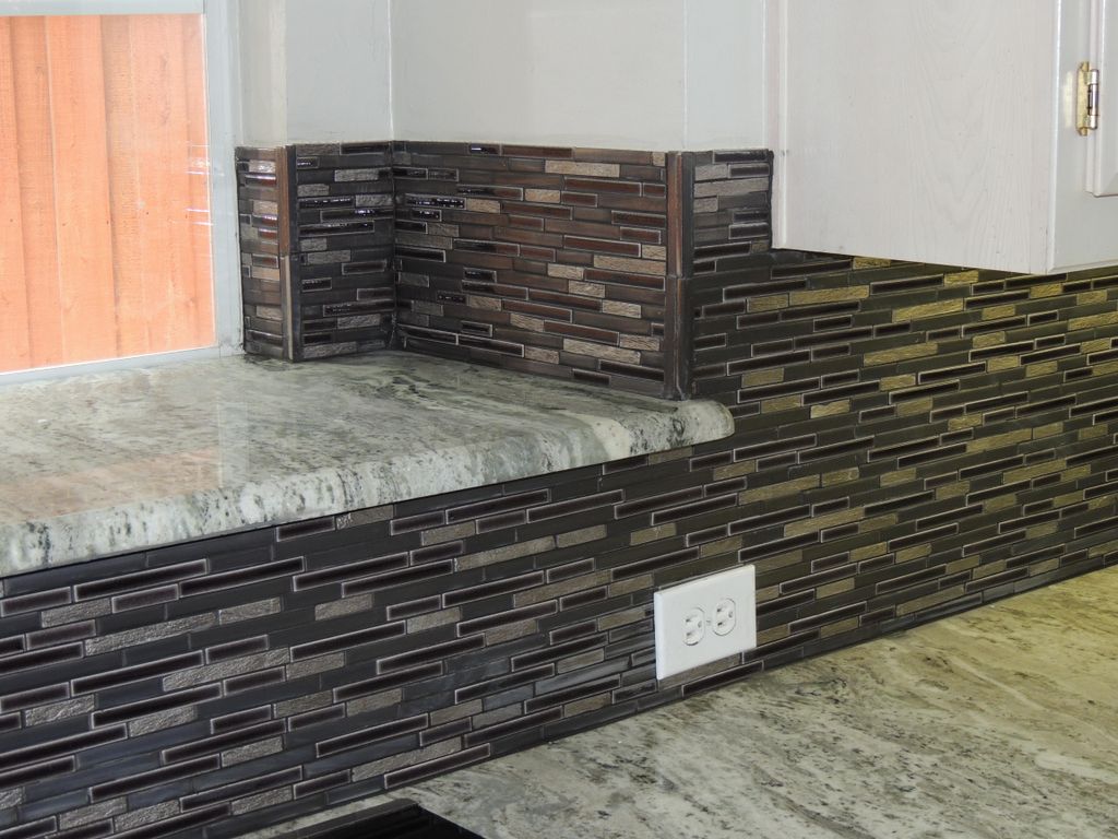 Fantasy Brown With Interlocking Backsplash