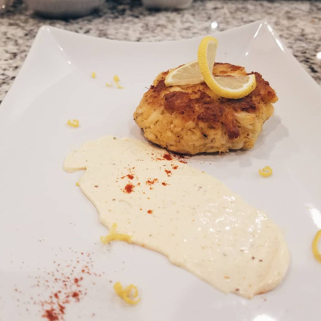 Jumbo lump crab cake with lemon garlic aioli