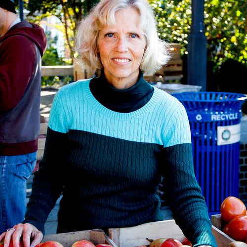 Christine buying fresh apples at the Farmer's Mark