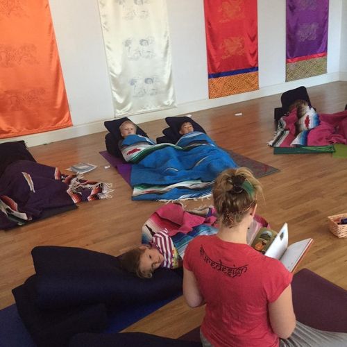 "Read-story-tive" Yoga. Restorative poses and stor
