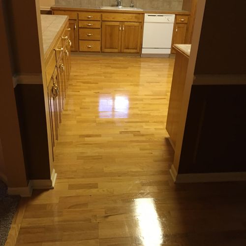We know HOW TO CLEAN your hardwood floors.