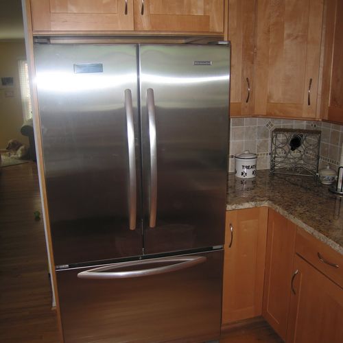 Complete kitchen remodel in Arlington, VA. Thomasville cabinets, under-mount stainless steel sink, granite, porcelain floor tiles.