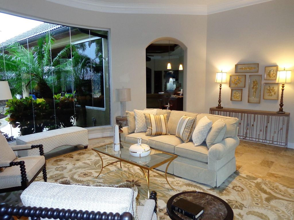 Elegant but relaxed traditional with a neutral pal