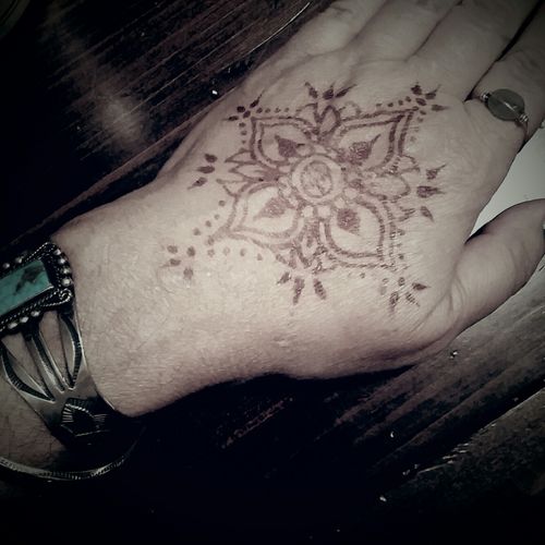 Hand Henna Art by Shannon