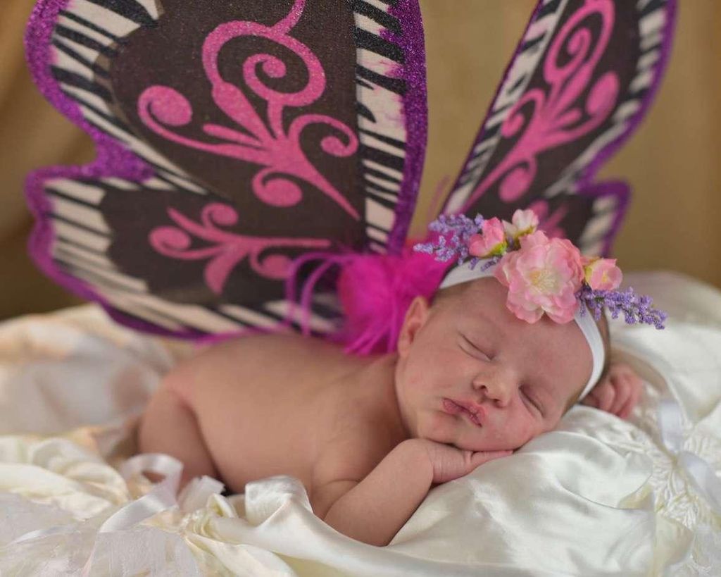 Newborn baby shoots are our favorite. We gently po