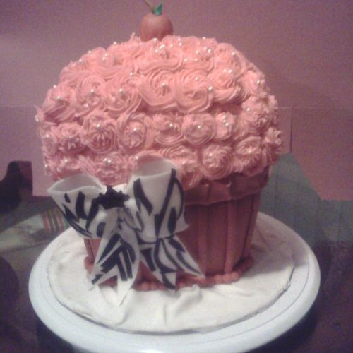 3-d Vanilla cupcake cake with strawberry cream fil