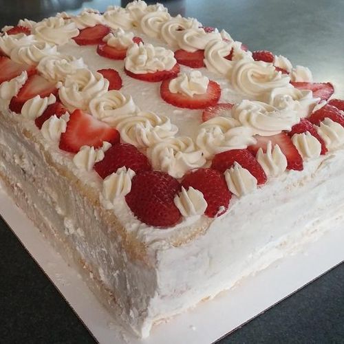 Chiffon cake with fresh strawberry filling and cre