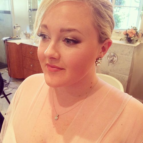Bridesmaid with a classic glow for skin and golden