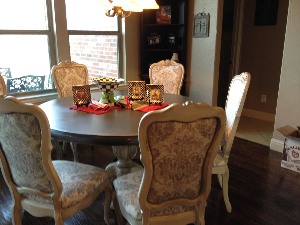 This table and chairs was 2 different sets blended