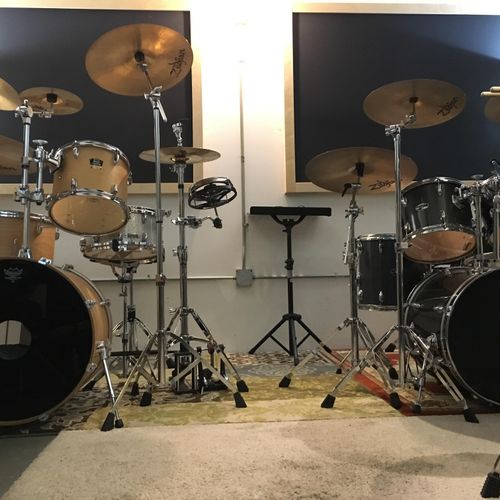 2 full drum kits are available at the Chicago stud