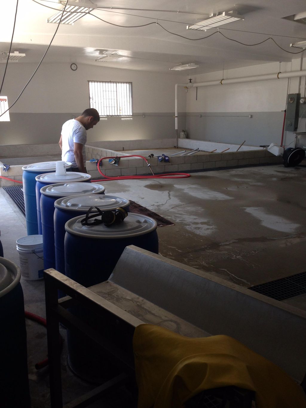 We prepare the floor to start the cleaning