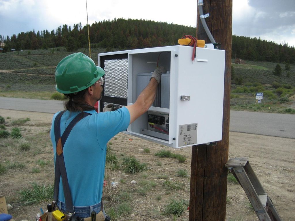 Wiring the batteries for the sign light, Tabernash