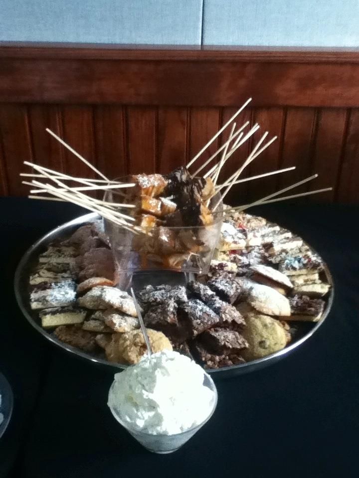 Bread pudding skewers with caramel sauced chocolat